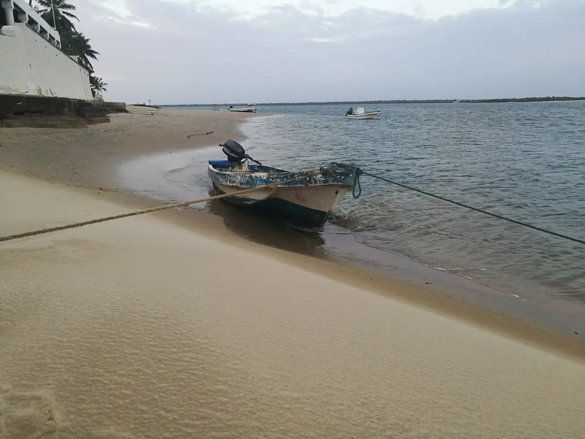 Ein vor Anker liegendes Boot in Shela