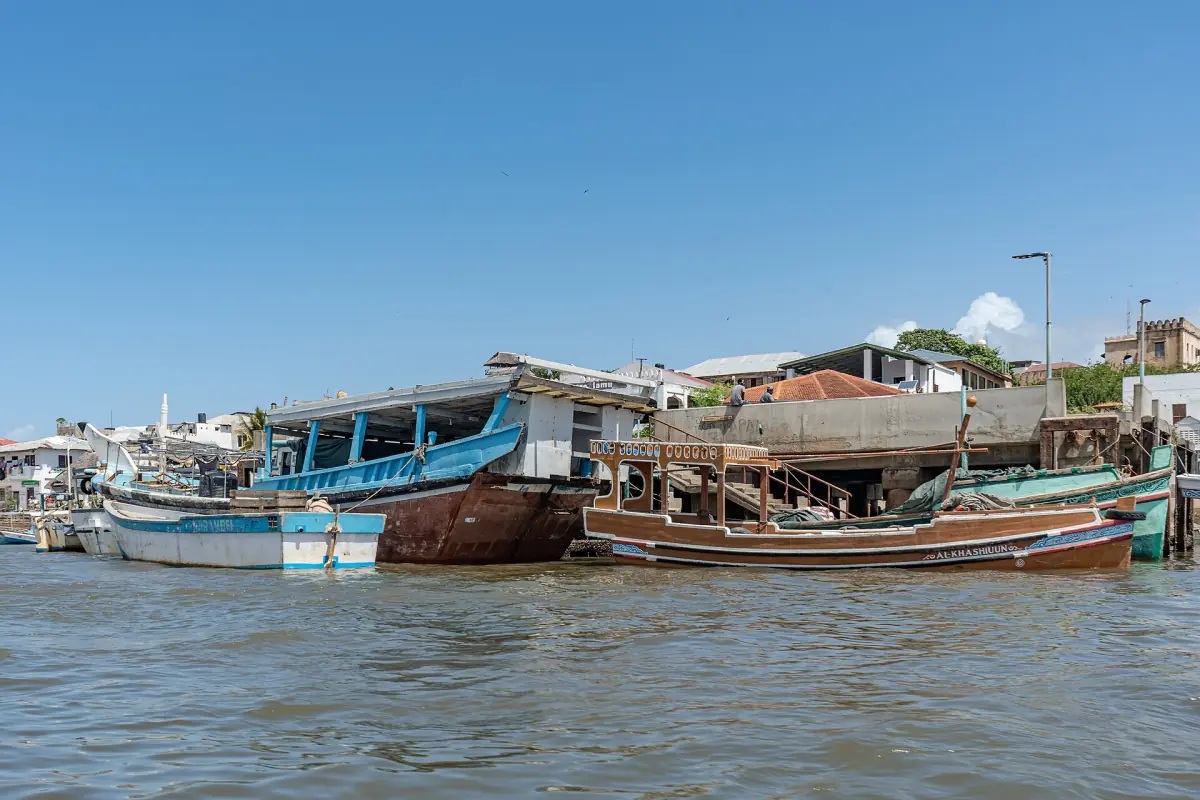Boote am Ufer der Insel Lamu
