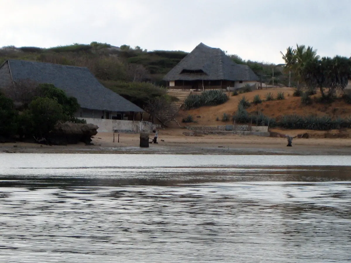 Eine Lodge am Ufer bei Kiwayu