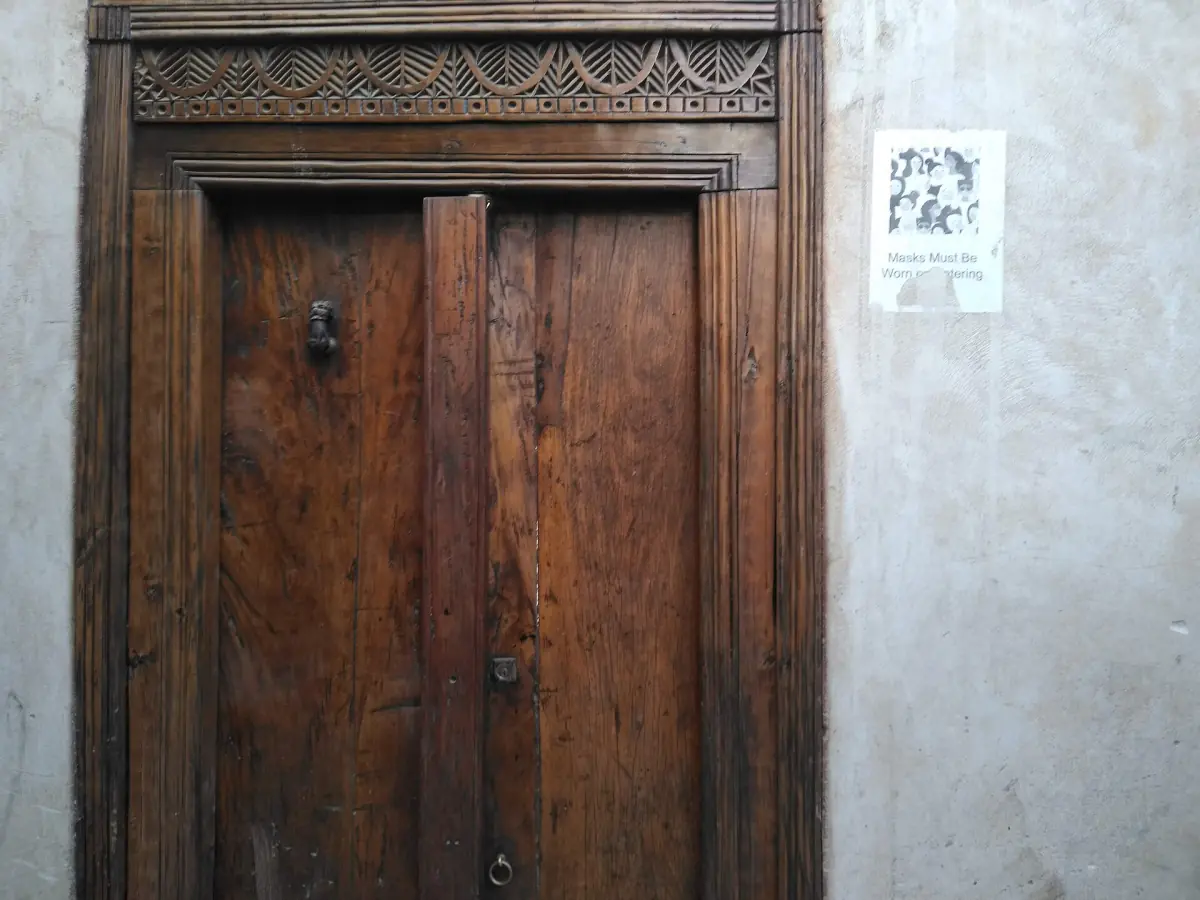 Eine geschnitzte Holztür in Lamu