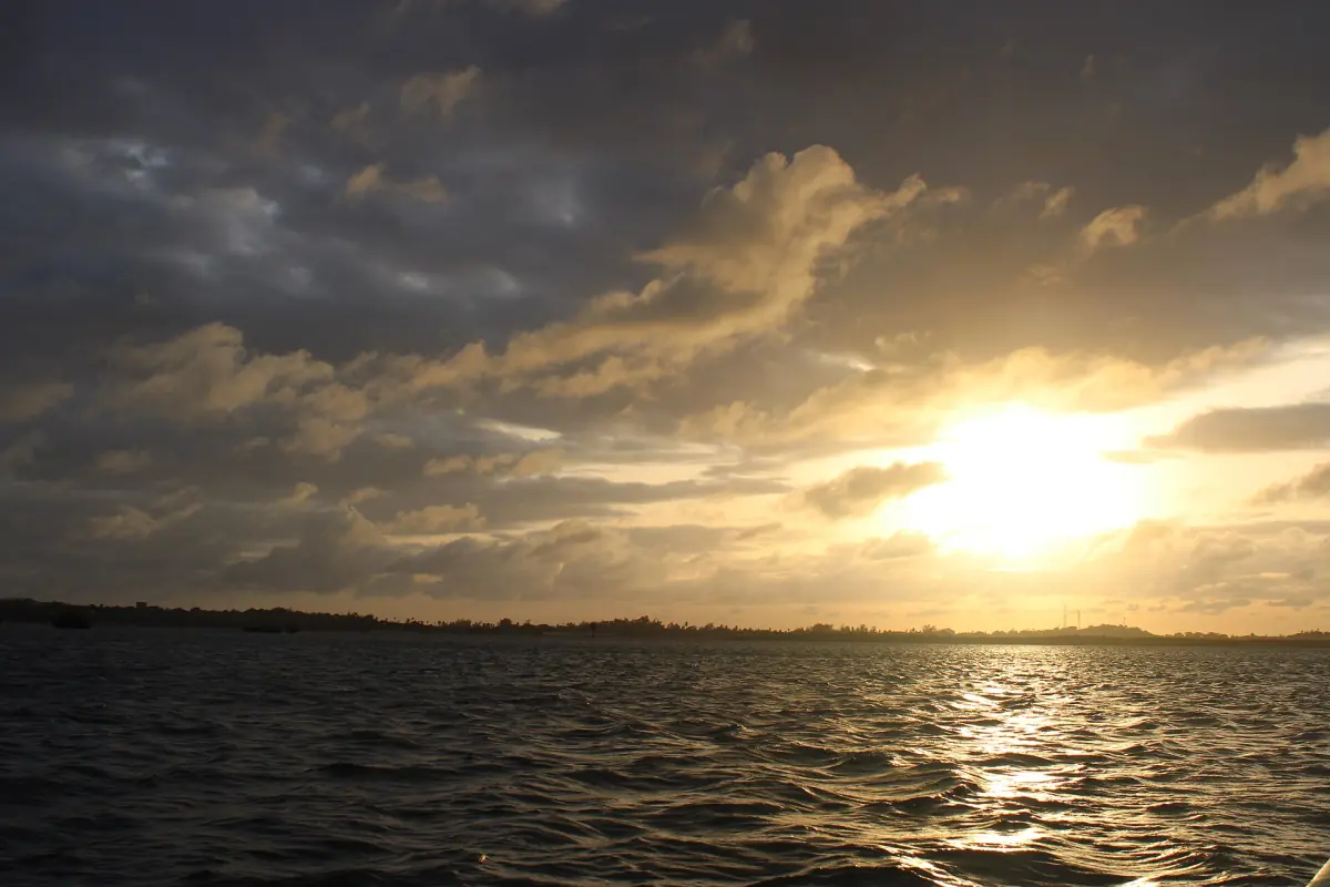 Abendlicht über dem Wasser bei Lamu