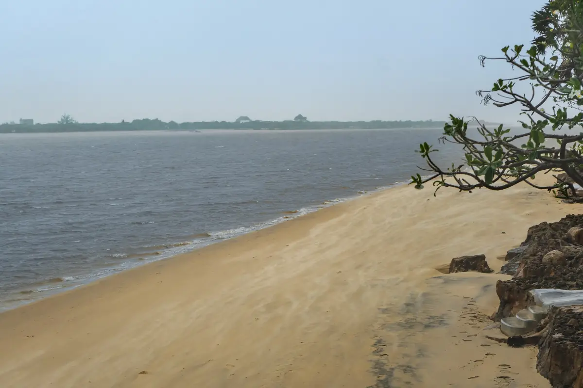 Ein Sandufer auf der Insel Lamu