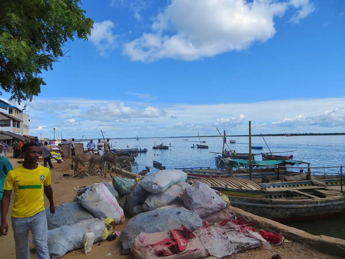 Fracht an der Uferpromenade von Lamu