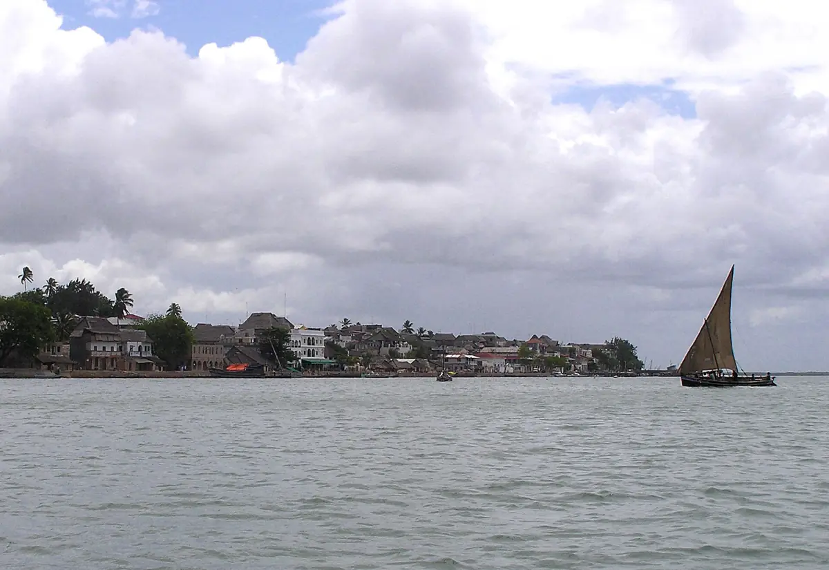 Die Stadt Lamu vom Kanal aus