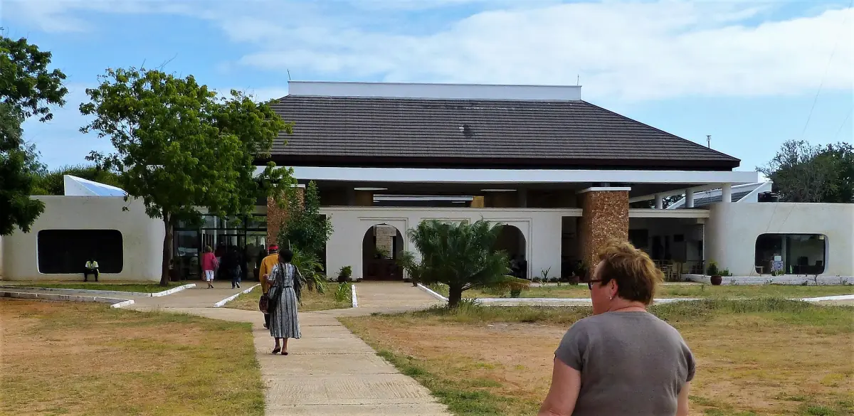 Das Terminal des Flughafens Manda