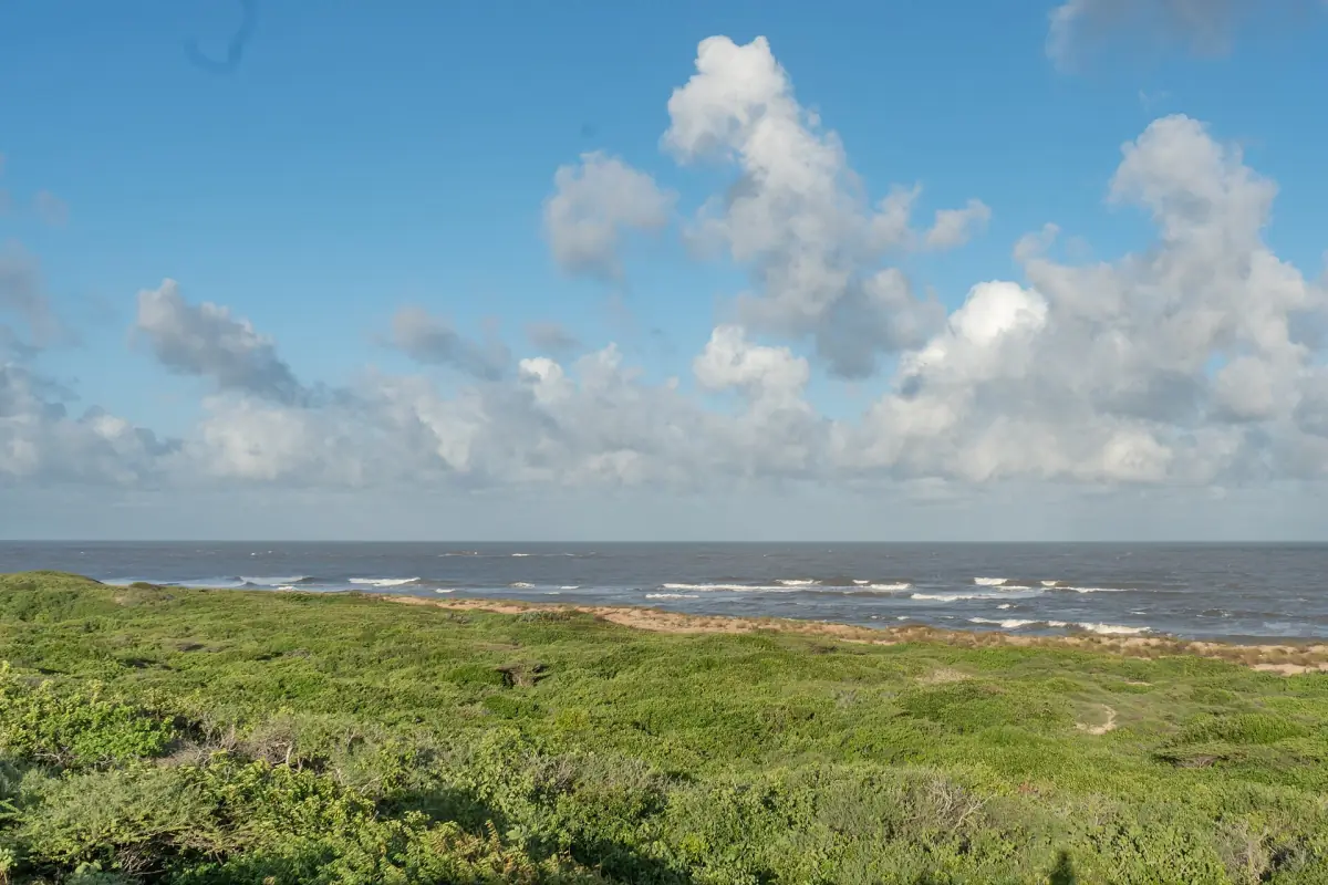 Die Küste der Insel Manda