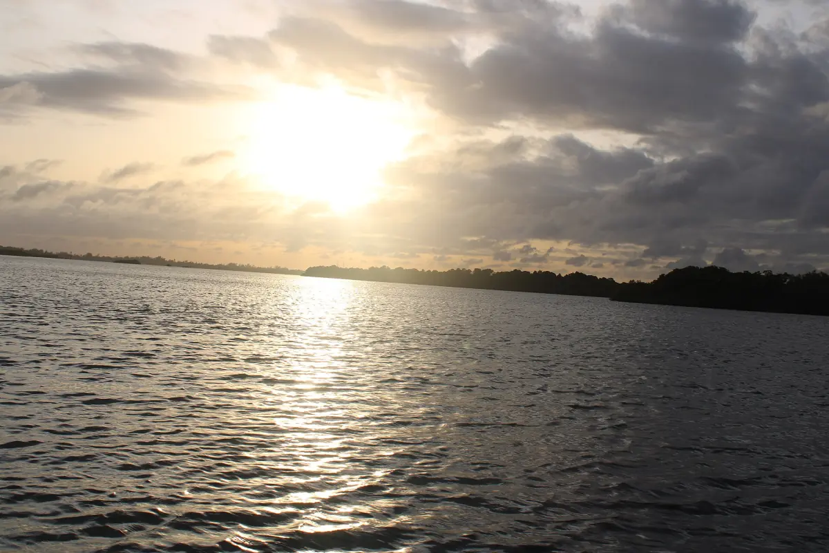 Sonnenuntergang über dem Kanal von Lamu
