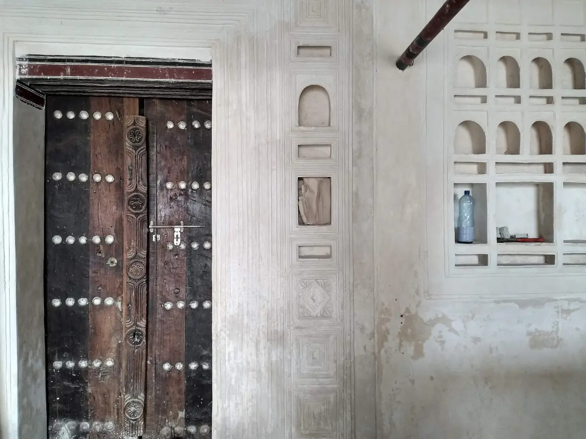 Eine traditionelle Lamu-Tür mit Stucknischen