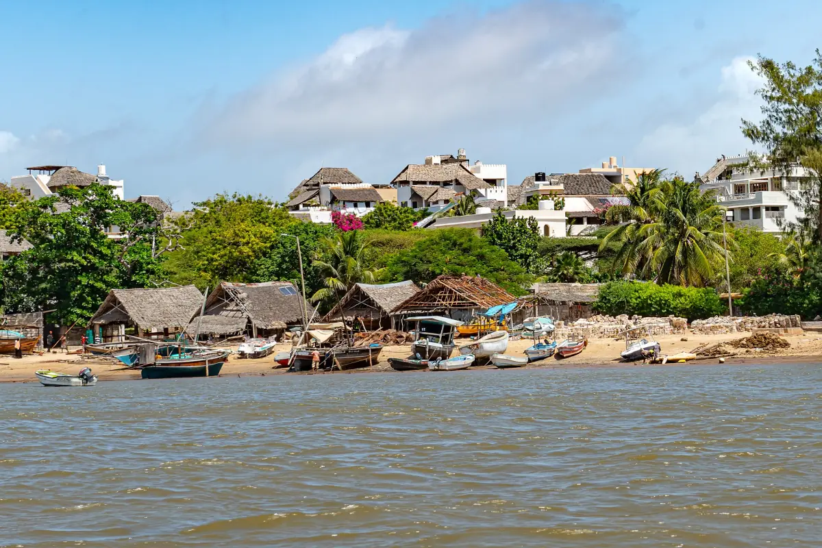Häuser am Ufer der Insel Lamu